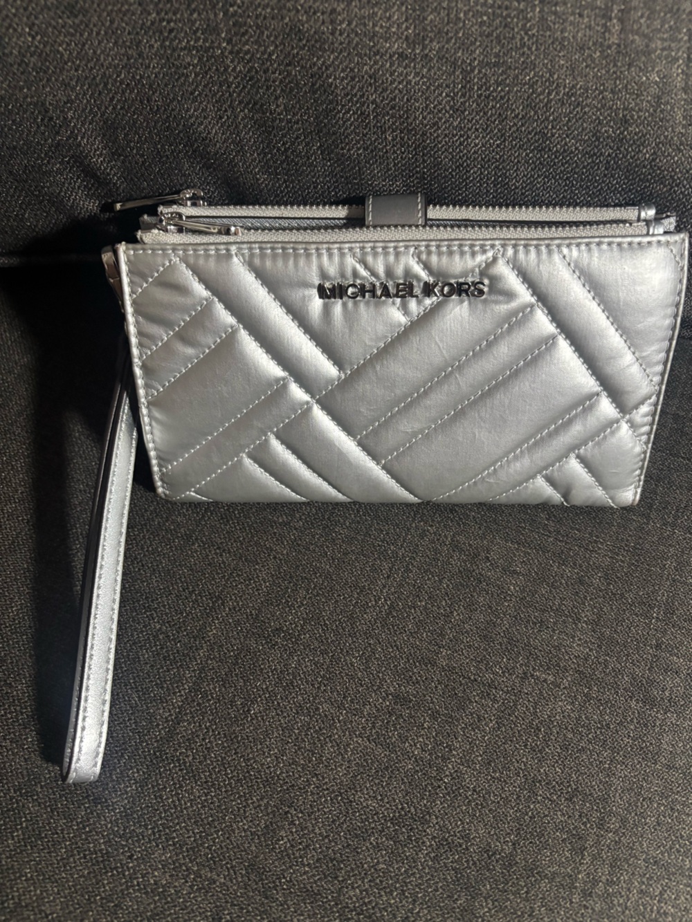 Michael Kors 35H9SP6W3I Peyton Double Zip Wristlet - Silver NWOT.